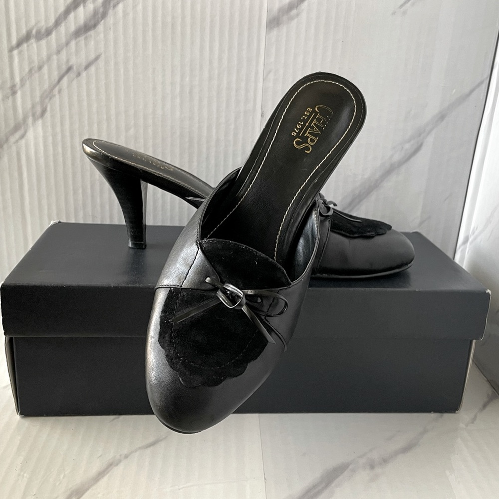 Women’s Size 10 Black Leather Chaps Pumps! GENTLY USED!!